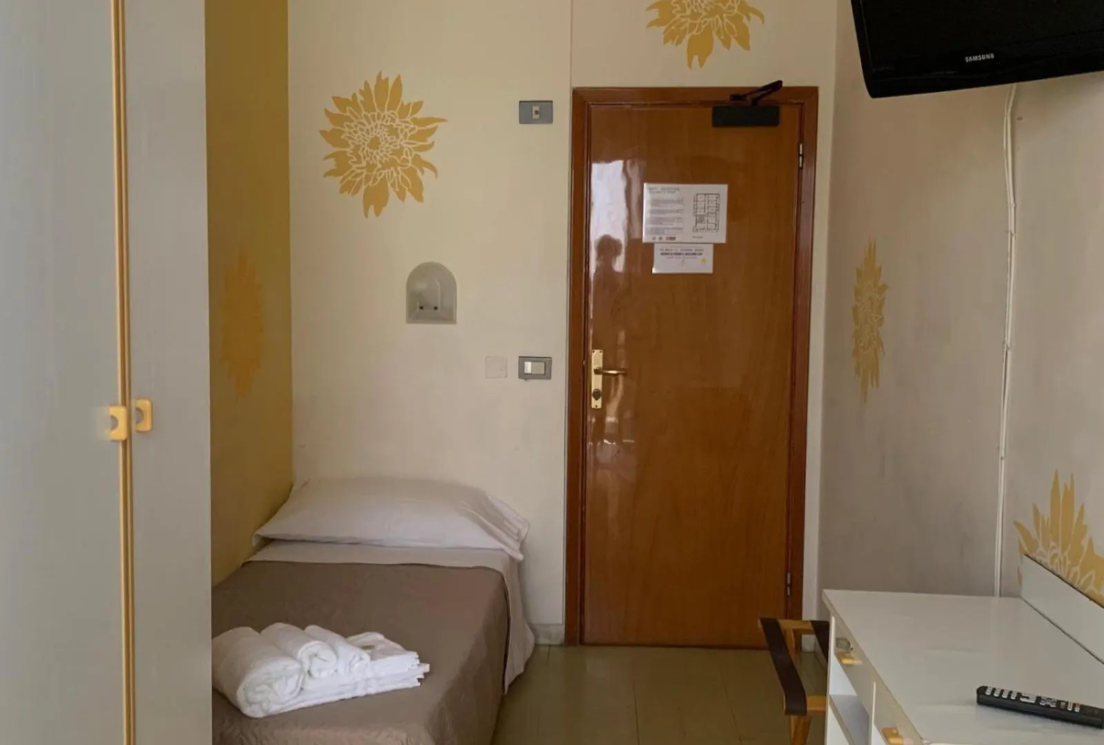 **  Smile Beach Hotel Nuova Gestione Riccione Itália